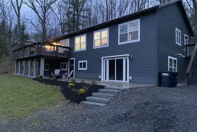 Image de Beautiful Lake House in the middle of everything!