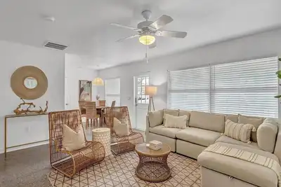 Image de 3-bedroom-2 Full Baths Beach House mnts to Central Beach & downtown