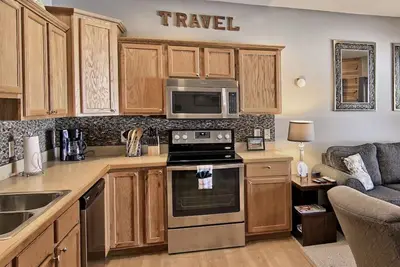 Skiing, golf or nearby lakes. Schuss has it all!