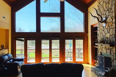 Image de Back of the Cove - 4 br 4 bt Luxury Lake House on a peaceful relaxing cove