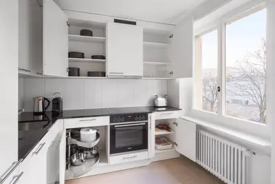 Luxe Oerlikon 3. 5 Room w/ Balcony, 1min to Train Station, by Blueground