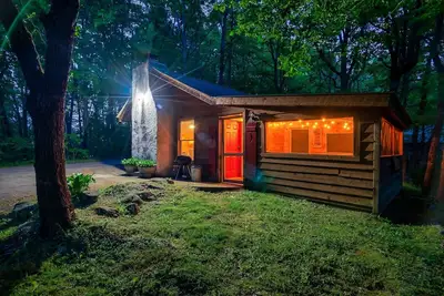 Image de Couples Cozy Cabin! Fireplace, Hot Tub, Private, Close to Gatlinburg!