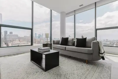 Image de Ideal West Loop 2br w/ Gym & Pool in heart of Greektown, by Blueground