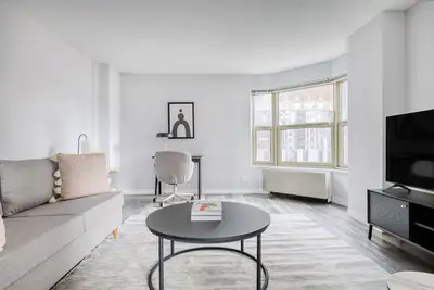 Image de Amazing Gold Coast 2br w/ Gym & Lounge, 1 block from L, by Blueground