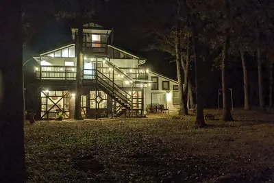 Image de Rustic modern cabin surrounded by trees and large yard 25 miles from Waco/Temple