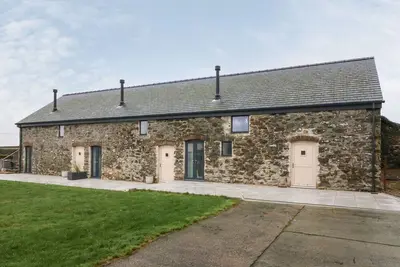 Image de Beudy, pet friendly, with hot tub in Llangefni