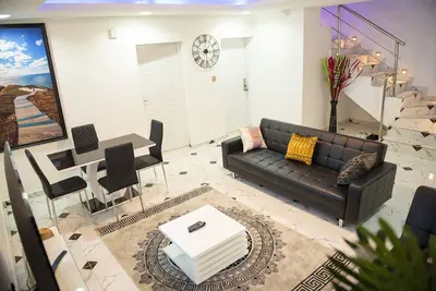 Image de Luxury 3 Bedrooms Apart-24Hrs Elect/Wifi/Security 3 Bed Abuja (Black)