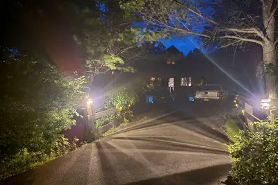 Image de Cozy log cabin in Lake Community.