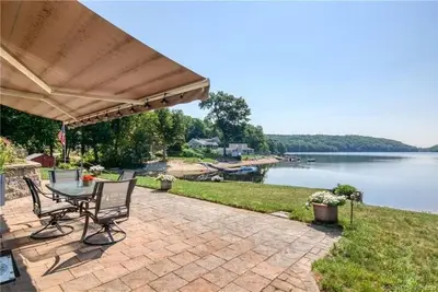 Image de Beautiful lakefront retreat just 15 mins to casino