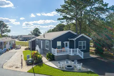 Image de Bay front retreat - beach, pools, pet friendly!