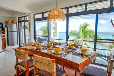 Spacious 3 bedroom condo with beachfront views, Ac, WiFi!