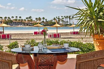 Image de Apartment right by the sea and with pool!