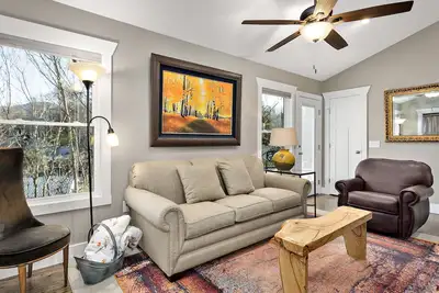 Image de Walk to Main Street shops and eateries! Pet-friendly and high-speed internet.