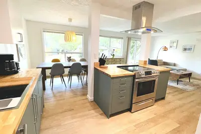 Modern & Bright Townhome w\/ Open Floor Plan