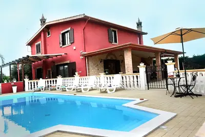 Image de Villa Radiosa fenced pool, air-con, wi-fi, 13 pax, toys, Bbq, close to beaches & town