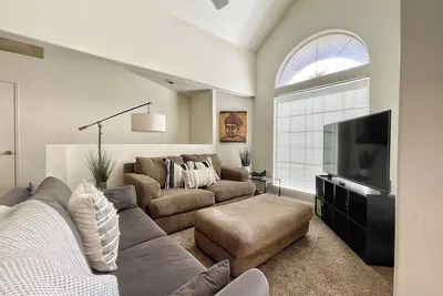 Beautiful & Quiet 2 Bed Condo in Excellent Location!