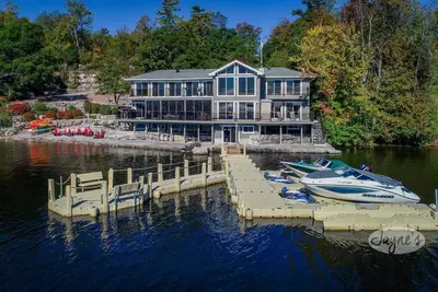 Image de Expansive luxury cottage on Pigeon Lake! 2 Bunkies, Watertoys and Firepits!