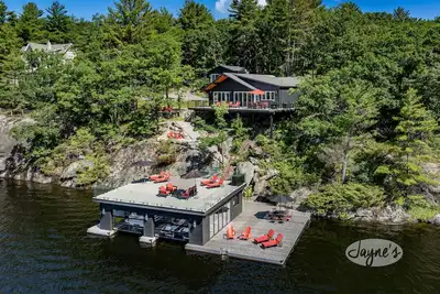Image de Sw Exposure at this 4 bdrm, 3 bath cottage with stunning views of Lake Muskoka!