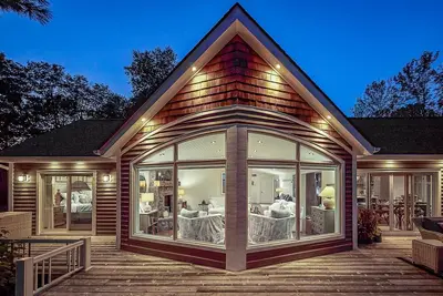 Image de Lake Muskoka, 6 bdrm, 5 bath, level land, sandy beach, sauna, coach house!