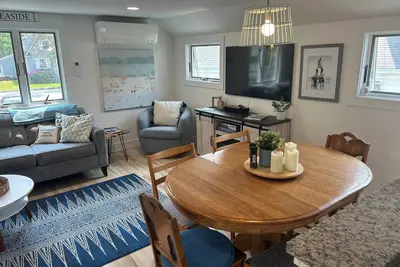 Image de Cozy beach apartment steps from the ocean, Kinney Shores, Me. Newly renovated!
