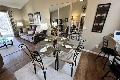 Image de Walk-In 1-Br Condo ~ Dog Friendly ~ Free Tickets Included! (Gs32-24)