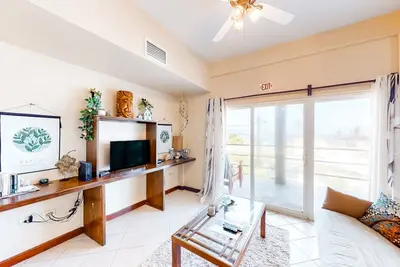 Image de Beautiful home with water views, shared pool, free WiFi, private W/D, & Ac