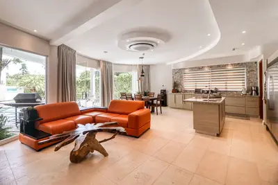 Image de Luxury pool-front condo with private hot tub, balcony, fast WiFi - snowbirds Ok