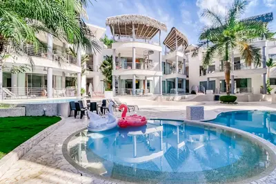 Image de Pool-view condo with private rooftop & tub, balcony, shared pool & fast WiFi