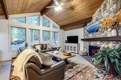 Image de Family-Friendly Home with Fireplaces, Firepit, Gas Grill, Free WiFi, Central Ac