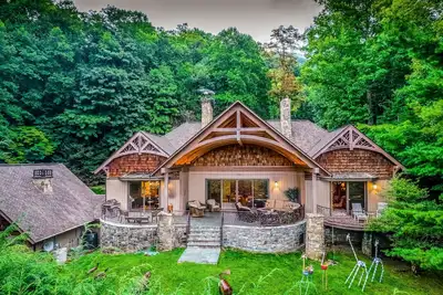 Image de Spectacular Wooded Estate W/ Private Hot Tub, Veranda & Pool Table