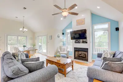 Image de Dreamy Coastal Escape W/ Private Pool & Hot Tub, Two Decks, & Game Room