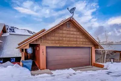 Image de Resort Townhome with Deck, Grill, Fireplace, WiFi, Shared Pool/Hot Tub/Sauna