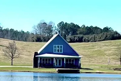 Image de Cottage nestled on 75 acres with beautiful views and 14 acre stocked lake.