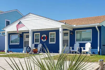 Image de Dog-Friendly Duplex Third-Row Up From Beach with Free WiFi, Enclosed Yard