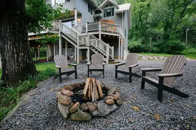Image de Modern Lodge close to Asheville Nc with mountain views, hot tub & fire pit.