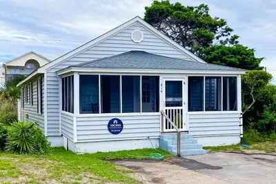 Image de Third-row beach cottage with deck, grill, washer\/dryer & screened porch