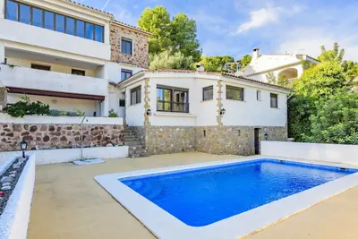 Image de Appartement dans une maison de vacances avec climatisation, piscine, Wifi, Tv, terrasse, parking