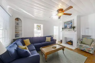 Image de Cottage in the heart of Atlantic Beach with ocean views, two decks, WiFi, & W/D