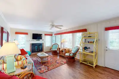 Image de Oceanfront beach cottage with large deck & W/D - dog-friendly