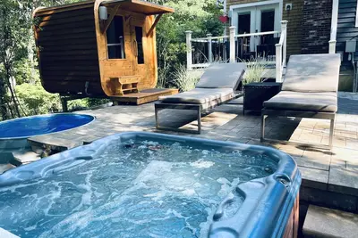 Image de Luxurious Spa Suite with Jacuzzi, Outdoor Sauna, Plunge Pool and Steam-bath