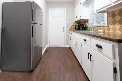 Image de Nice, and Quite House w/fence in back yard.