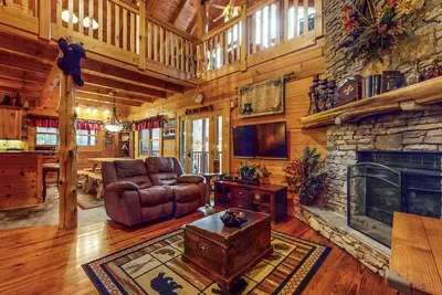 Image de Dog-Friendly Cabin w/ Hot Tub, Free Attraction Tickets, Pool Table, & Fireplace