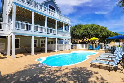 Image de Dog-friendly golf getaway by the beach with private pool, hot tub & deck