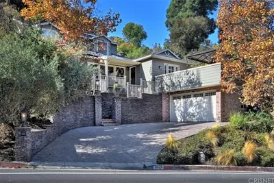 Image de Beautiful large entire house with remodelled backyard