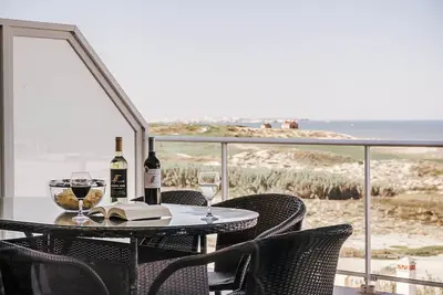 Image de Appartement \"Beachfront Atlantic View A09\" avec vue sur mer et Wi-Fi.