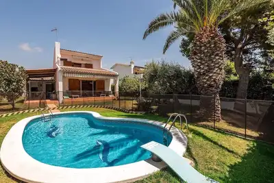 Image de Villa à 100 m de la plage avec piscine et Wi-Fi. Animaux domestiques admis