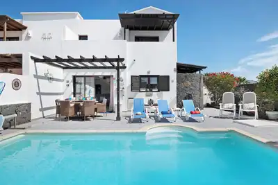 Image de Casa Hibiscus\" avec piscine privée, bain à remous, terrasse et jardin.