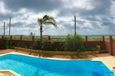 Image de Beach front 4 bedroom 2bathroom house with swimming pool.