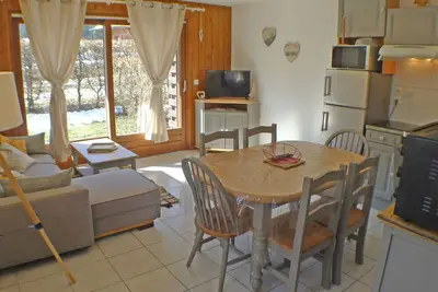 Image de Appartement T3 cosy avec terrasse et parking, animaux admis, au pied de la navette ski-bus