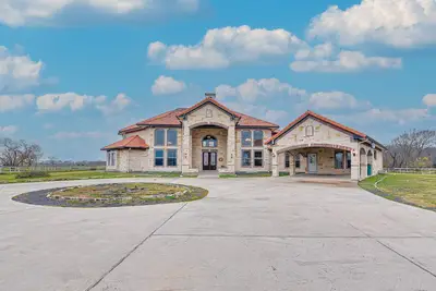 Image de Grand Rosharon Estate on 10 Acres of Farmland